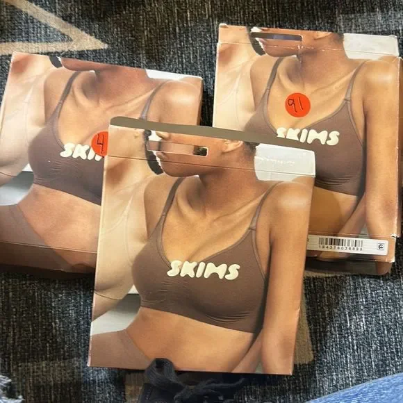 NWOT SKIMS sculpting bralette - Picture 5 of 7